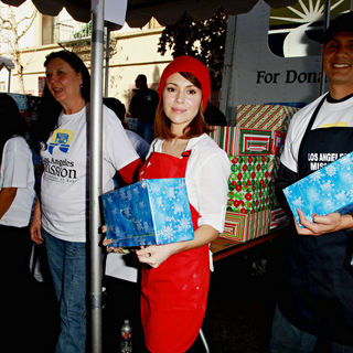 Celebrities Volunteer on Christmas Eve to Serve The Homeless