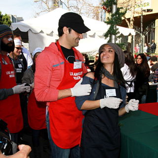 Celebrities Volunteer on Christmas Eve to Serve The Homeless