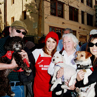 Alyssa Milano in Celebrities Volunteer on Christmas Eve to Serve The Homeless