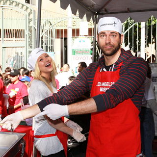 Stephanie Pratt, Zachary Levi in Celebrities Volunteer on Christmas Eve to Serve The Homeless