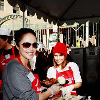 Marisa Ramirez, Alyssa Milano in Celebrities Volunteer on Christmas Eve to Serve The Homeless