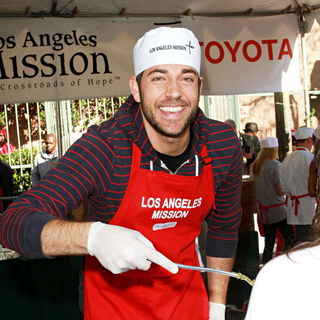 Zachary Levi in Celebrities Volunteer on Christmas Eve to Serve The Homeless - wenn5589361