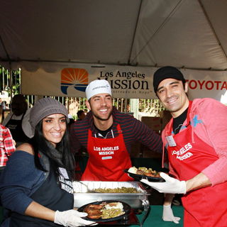 Carole Marini, Zachary Levi, Gilles Marini in Celebrities Volunteer on Christmas Eve to Serve The Homeless
