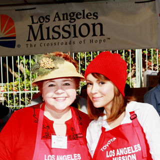 Patrika Darbo, Alyssa Milano in Celebrities Volunteer on Christmas Eve to Serve The Homeless
