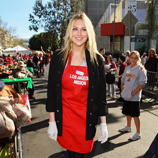 Stephanie Pratt in Celebrities Volunteer on Christmas Eve to Serve The Homeless