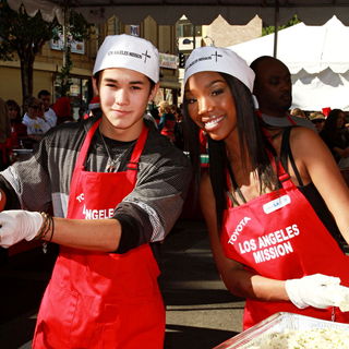 Celebrities Volunteer on Christmas Eve to Serve The Homeless