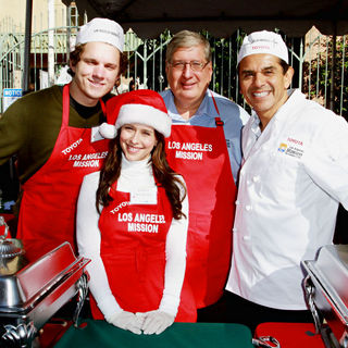 Alex Beh, Jennifer Love Hewitt, Antonio Villaraigosa in Celebrities Volunteer on Christmas Eve to Serve The Homeless