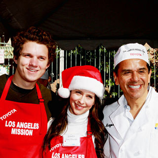 Alex Beh, Jennifer Love Hewitt, Antonio Villaraigosa in Celebrities Volunteer on Christmas Eve to Serve The Homeless