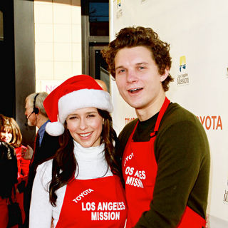 Jennifer Love Hewitt, Alex Beh in Celebrities Volunteer on Christmas Eve to Serve The Homeless