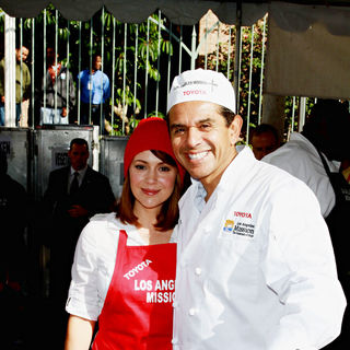 Alyssa Milano, Antonio Villaraigosa in Celebrities Volunteer on Christmas Eve to Serve The Homeless