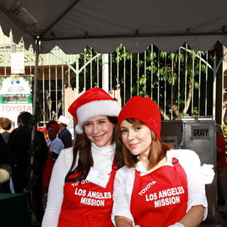 Jennifer Love Hewitt, Alyssa Milano in Celebrities Volunteer on Christmas Eve to Serve The Homeless