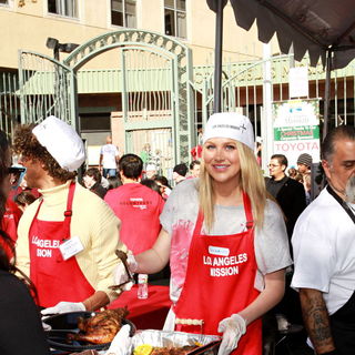 Stephanie Pratt in Celebrities Volunteer on Christmas Eve to Serve The Homeless