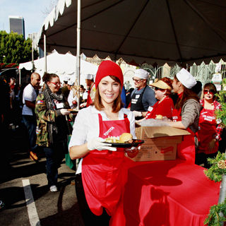 Alyssa Milano in Celebrities Volunteer on Christmas Eve to Serve The Homeless