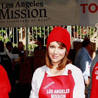 Alyssa Milano in Celebrities Volunteer on Christmas Eve to Serve The Homeless
