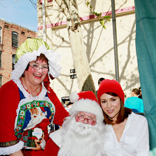 Alyssa Milano in Celebrities Volunteer on Christmas Eve to Serve The Homeless
