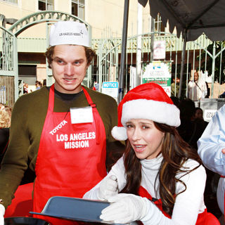 Alex Beh, Jennifer Love Hewitt in Celebrities Volunteer on Christmas Eve to Serve The Homeless
