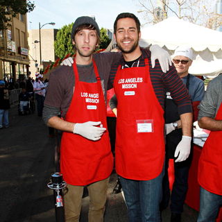 Joel Moore, Zachary Levi in Celebrities Volunteer on Christmas Eve to Serve The Homeless