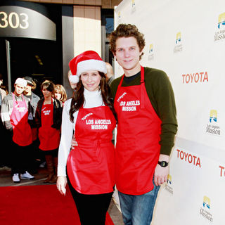 Jennifer Love Hewitt, Alex Beh in Celebrities Volunteer on Christmas Eve to Serve The Homeless