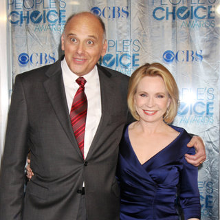 Kurt Fuller, Debra Jo Rupp in 2011 People's Choice Awards - Arrivals
