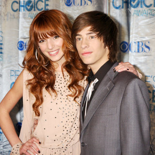 Bella Thorne, Jimmy Bennett in 2011 People's Choice Awards - Arrivals