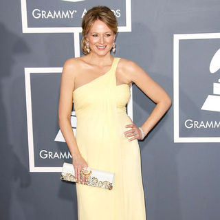 Jewel Kilcher in The 53rd Annual GRAMMY Awards - Red Carpet Arrivals