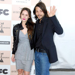 Camila Sodi, Diego Luna in The 2011 Film Independent Spirit Awards - Arrivals