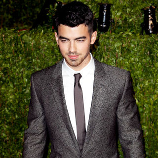 Joe Jonas, Jonas Brothers in 2011 Vanity Fair Oscar Party - Arrivals