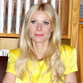 Gwyneth Paltrow in Gwyneth Paltrow Signs Copies of Her New Cookbook