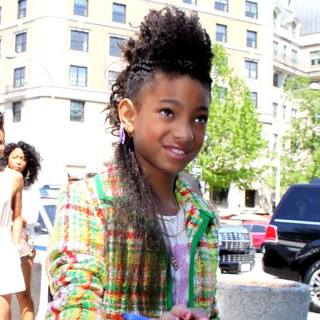 Willow Smith in Willow Smith Signing An Autograph as She Attends The 2011 White House Easter Egg Roll