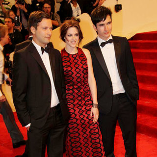 Jack McCollough, Kristen Stewart, Lazaro Hernandez in Alexander McQueen: Savage Beauty Costume Institute Gala