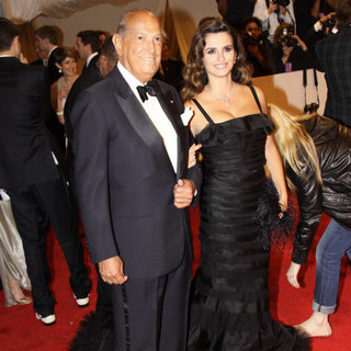 Oscar de la Renta, Penelope Cruz in Alexander McQueen: Savage Beauty Costume Institute Gala