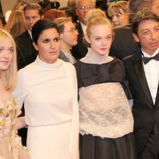 Dakota Fanning, Maria Grazia Chiuri, Elle Fanning, Pier Paolo Piccioli in Alexander McQueen: Savage Beauty Costume Institute Gala