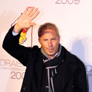 Kevin Costner in Kevin Costner at a McDonald's Kinderhilfe Stiftung fundraising gala