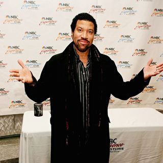 Lionel Richie Signs His Holiday CD, 'The Lionel Richie Collection' - wenn988574