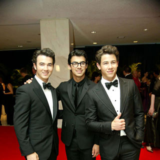 Jonas Brothers in 2010 White House Correspondents Association Dinner - Arrivals