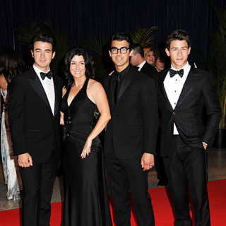Jonas Brothers in 2010 White House Correspondents Association Dinner - Arrivals