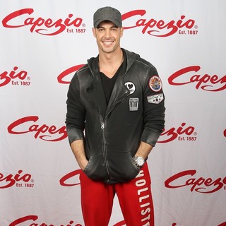William Levy in 14th Season of Dancing with the Stars Backstage Gifting with Social Hill - william-levy-14th0season-dwts-backstage-gifting-with-social-hill-02