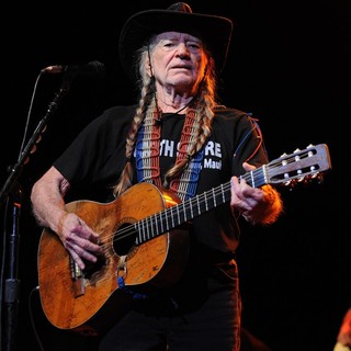 Willie Nelson Performs Live - willie-nelson-performs-live-01