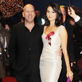 Bruce Willis in The UK Premiere of RED - Arrivals - willis-heming-uk-premiere-red-01