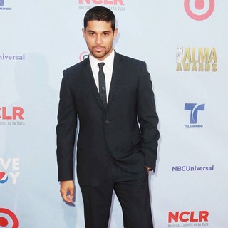 Wilmer Valderrama in 2012 NCLR ALMA Awards - Arrivals - wilmer-valderrama-2012-nclr-alma-awards-02