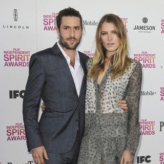 Phil Winser, Dree Hemingway in 2013 Film Independent Spirit Awards - Arrivals