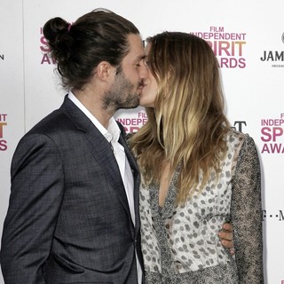 Phil Winser, Dree Hemingway in 2013 Film Independent Spirit Awards - Arrivals