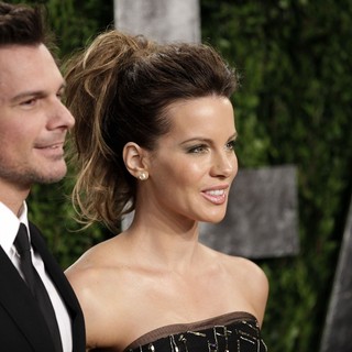 Len Wiseman, Kate Beckinsale in 2013 Vanity Fair Oscar Party - Arrivals