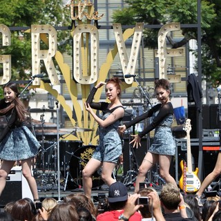 Wonder Girls Support Jonas Brothers