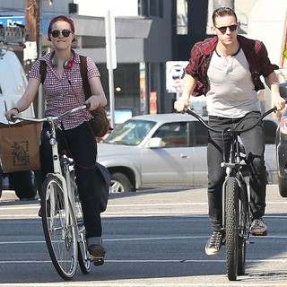 Evan Rachel Wood, Jamie Bell in Jamie Bell and Evan Rachel Wood Stopped to Do Some Shopping on Abbot Kinney and Venice Boardwalk