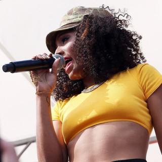 Wynter Gordon in Wynter Gordon Performs Poolside
