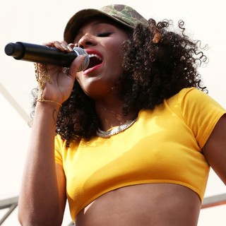 Wynter Gordon in Wynter Gordon Performs Poolside