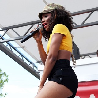 Wynter Gordon in Wynter Gordon Performs Poolside