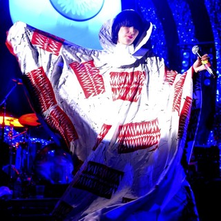 Karen O, Yeah Yeah Yeahs in Yeah Yeah Yeahs Performing Live