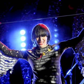 Karen O, Yeah Yeah Yeahs in Yeah Yeah Yeahs Performing Live
